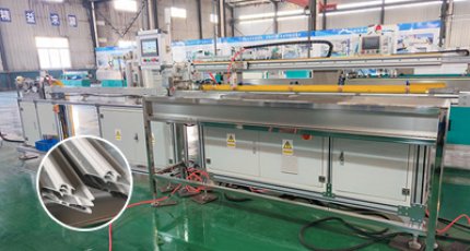 Линия по производству уплотнителей для холодильников с устройством在线вставки магнитной полосы успешно прошла пробный запуск!