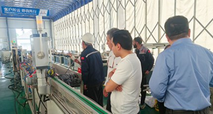 Клиенты из Южной Америки посетили Zhenxiong Machinery для осмотра и переговоров о сотрудничестве